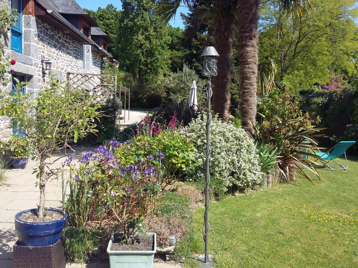 Les Petites Chapelles Bed and Breakfast Saint-Pierre-de-Plesguen Eksteriør billede